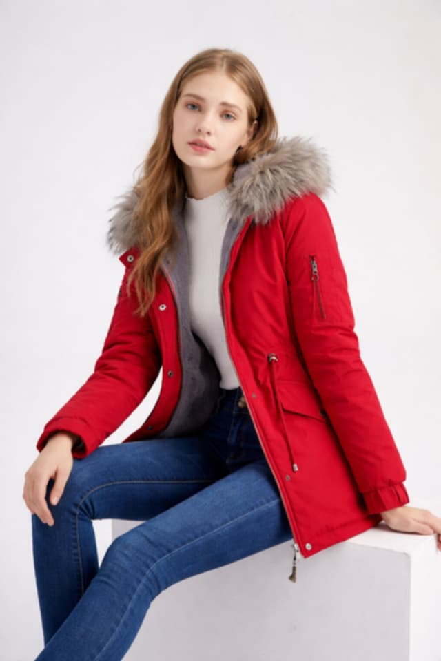 Parka Femme Hivernale à Capuche avec Fausse Fourrure – Chaude & Élégante