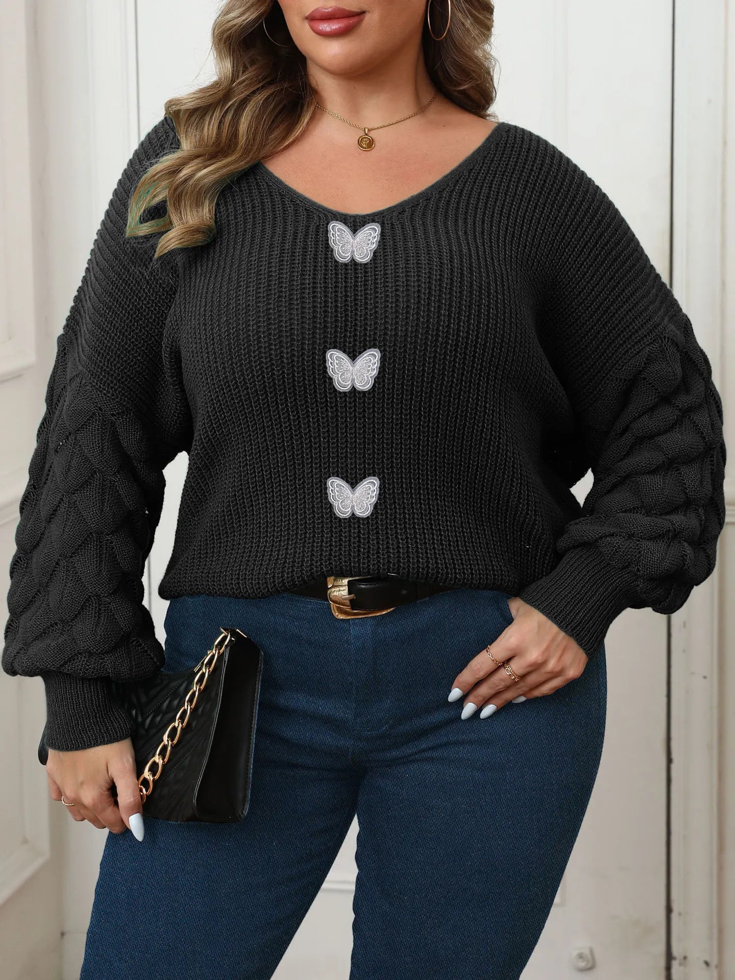 Pul Femme Col V - Broderie Papillon & Manches Tressées