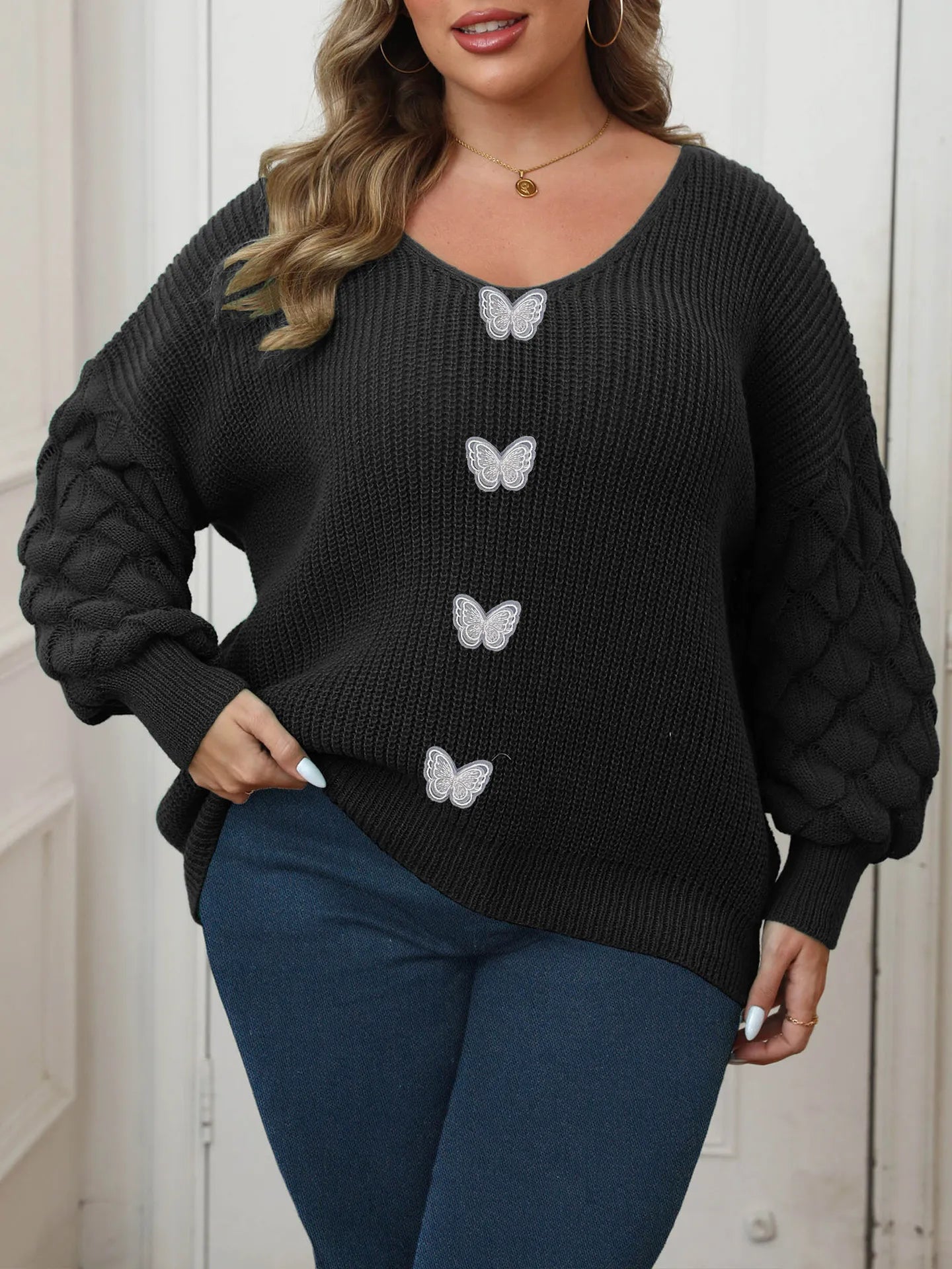 Pul Femme Col V - Broderie Papillon & Manches Tressées